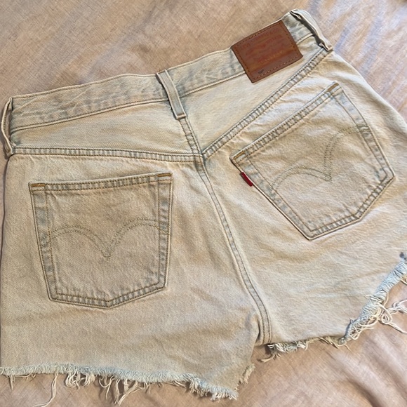 Levi’s 501 Hi Rise Women’s Light Blue Pink Tint Raw Hem Shorts/Sz:28 - Picture 4 of 7